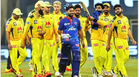ரிஷப் பந்த் தலைமையில் டெல்லி கேபிடல்ஸ் முதல் வெற்றி பெற்றதையடுத்து, பந்த்தை அழைத்து வந்த சிஎஸ்கே வீரர்கள் | படம் உதவி ட்விட்டர்