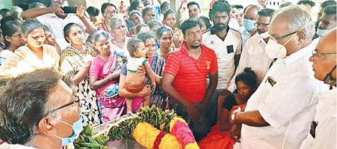 அரக்கோணம் அடுத்த சோகனூரில் இரட்டை கொலை சம்பவத்தில்  உயிரிழந்தவர் களின் உடல்களுக்கு அஞ்சலி செலுத்திய மார்க்சிஸ்ட் கட்சியின் மாநில செயலாளர் பாலகிருஷ்ணன்.