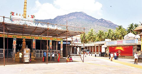 பக்தர்களின் வருகை குறைந்ததால் வெறிச்சோடிய திருவண்ணாமலை அண்ணாமலையார் கோயில்.