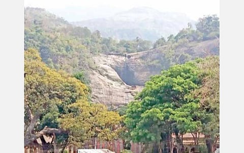 கோடையிலும் குளிர்வித்த குற்றாலம் அருவிகள் வறண்டன: சாரலை எதிர்பார்த்து காத்திருக்கும் வியாபாரிகள்