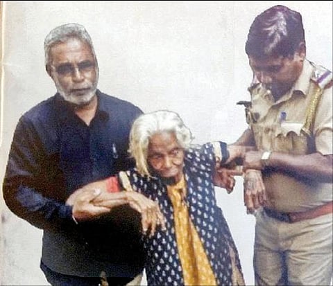 `காவல் கரங்கள்' திட்டத்துக்காக போலீஸார் வடிவமைத்துள்ள லோகோ.