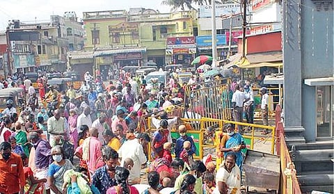 அமாவாசை நாளான நேற்று வீரராகவ பெருமாள் கோயில் பூட்டப்பட்டும், நுழைவாயில் முன்பு நூற்றுக்கணக்கில் குவிந்த பக்தர்கள்.