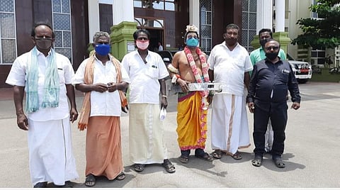 கரூர் மாவட்டஆட்சியர் அலுவலகத்தில் நாரதர் வேடமணிந்த நாடக நடிகருடன் மற்ற கலைஞர்கள் மனு அளித்துவிட்டு வந்தனர்.