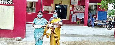 வாணியம்பாடி நகர காவல் நிலையத்தில் கைக்குழந்தையுடன் புகார் அளிக்க வந்த ஜெயசுதா.