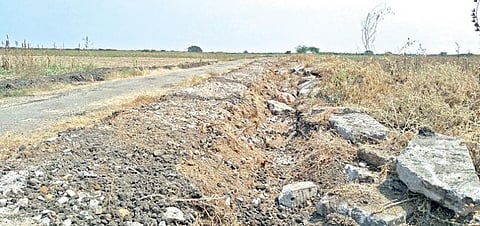 கீழக்கரந்தை -அயன்வடமலாபுரம்  இடையே அமைக்கப்பட்டு வரும் தார்ச்சாலையோரத்தில் சரள் மண் அணைப்பதற்கு பதிலாக விவசாய நிலத்தில் பள்ளம் தோண்டி மண் போடப்பட்டுள்ளது.