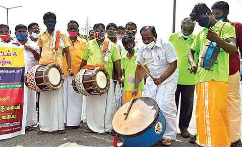 தூத்துக்குடியில் மேள, தாளம், தாரை தப்பட்டை முழங்க நாட்டுப்புறக் கலைஞர்கள் ஆர்ப்பாட்டம் நடத்தினர். 								     படம்: என்.ராஜேஷ்
