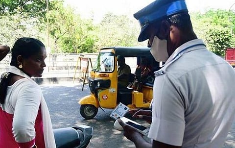 முகக் கவசம் அணியாதவர்கள், சமூக இடைவெளியை கடைபிடிக்காதவர்களிடம் தமிழகத்தில் கடந்த 4 நாட்களில் ரூ.2.78 கோடி அபராதம் வசூல்: கரோனா விதிகளை மீறினால் நடவடிக்கை தொடரும் என போலீஸார் எச்சரிக்கை