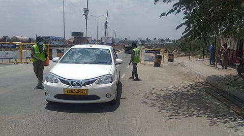 தமிழக ஓசூர் எல்லை ஜுஜுவாடி சோதனைச்சாவடி அருகே அமைக்கப்பட்டுள்ள கரோனா தடுப்பு இ-பாஸ் சோதனை மையம் | படங்கள் - ஜோதி ரவிசுகுமார்.