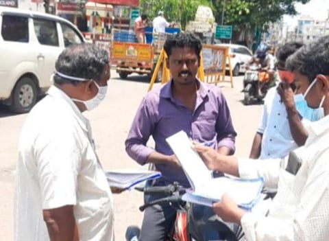 சிதம்பரத்தில் முகக்கவசம் அணியாதவர்களுக்கு சுகாதாரத்துறை, உள்ளாட்சித்துறை, போலீஸார் கொண்ட குழுவினர் அபராதம் விதித்தனர்.