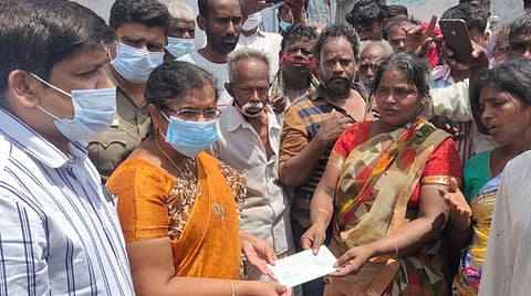 தி.மலை சக்திவேலின் தாயார் அலமேலுவிடம் ரூ.4,12,500க்கான காசோலையை வழங்கிய கோட்டாட்சியர் பூங்கொடி.  