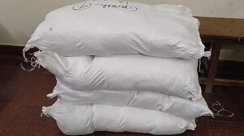 புதுக்கோட்டையில் சட்டவிரோதமாக வீட்டில் பதுக்கி வைத்த ஒரு டன் குட்கா பறிமுதல்