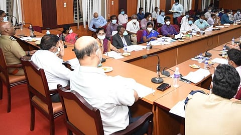 கோவை மாவட்ட ஆட்சியர் அலுவலகத்தில் நடந்த ஆலோசனைக் கூட்டத்தில் பேசிய, மாவட்டக் கண்காணிப்பாளர் மற்றும் அரசு முதன்மைச் செயலரான என்.முருகானந்தம். அருகில், ஆட்சியர் எஸ்.நாகராஜன் உள்ளிட்டோர் உள்ளனர்.