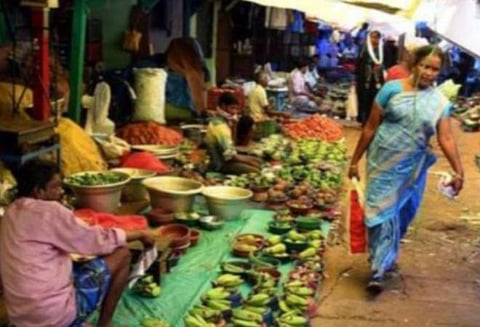 அரசு உத்தரவை மீறி திருச்சி காந்தி மார்க்கெட்டில் சில்லறை வியாபாரம்: வாயில்களைப் பூட்டிய மாநகராட்சி அலுவலர்கள்