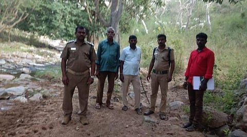ஓசூர் வனக்கோட்டம் உரிகம் வனச்சரக தக்கட்டி காப்புக்காடு தொட்டல்லா ஆற்றின் அருகே கண்காணிப்புப் பணியில் ஈடுபட்டுள்ள சிறப்பு வேட்டை தடுப்புக் குழுவினர்.