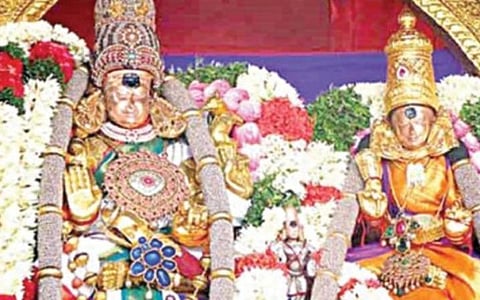 மதுரை மீனாட்சி சுந்தரேசுவரர் கோயில் சித்திரைப் பெருவிழா ஏப்ரல் 15ம் தேதி கொடியேற்றத்துடன் தொடக்கம்: குறிப்பிட்ட நேரங்களில் பக்தர்களுக்கு தரிசனத்திற்கு அனுமதி