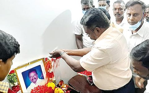 வில்லிபுத்தூரில் உயிரிழந்த காங்கிரஸ் வேட்பாளர் மாதவராவ் உருவப்படத்துக்கு மாலை அணிவித்து அஞ்சலி செலுத்தும் விடுதலை சிறுத்தைகள் கட்சித் தலைவர் திருமாவளவன்.