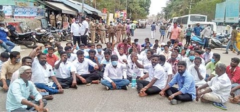 காஞ்சிபுரத்தில் வழக்கறிஞர் கொலை செய்யப்பட்ட விவகாரத்தில் உண்மை குற்றவாளிகளை கைது செய்ய வலியுறுத்தி காஞ்சிபுரம் அரசு மருத்துவமனை முன்பு சாலை மறியலில் ஈடுபட்ட பல்வேறு அமைப்பினர்.