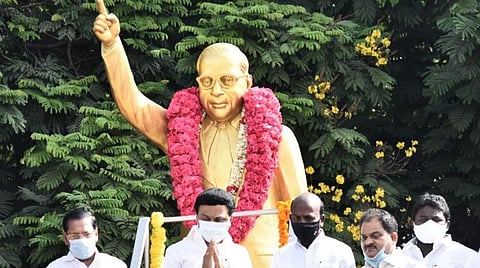 அம்பேத்கர் சிலைக்கு மரியாதை செலுத்திய ஸ்டாலின்.