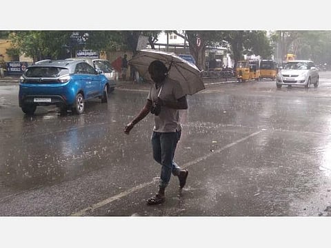 வளிமண்டல மேலடுக்குச் சுழற்சி; 10 மாவட்டங்களில் கனமழை; அடுத்த மூன்று நாட்களுக்கு மழை: வானிலை ஆய்வு மையம்