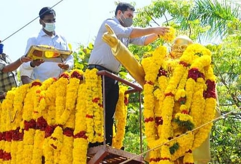 காரைக்காலில் அம்பேத்கர் சிலைக்கு மாலை அணிவித்து மரியாதை செலுத்திய மாவட்ட ஆட்சியர் அர்ஜூன் சர்மா.