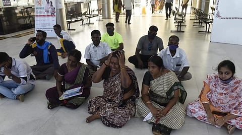 உறவினர்கள் முற்றுகை.