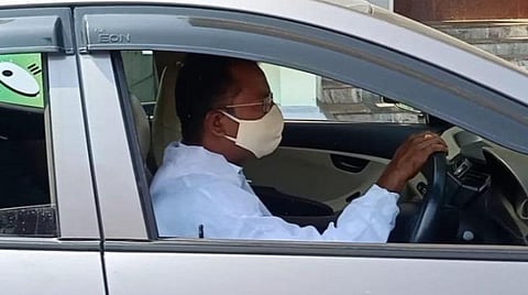 கரோனா பாதித்த அதிகாரியை காரில் அழைத்துச் சென்ற மதுரை ஆட்சியரை தனிமைப்படுத்த வேண்டும்: மாவட்ட வருவாய் அலுவலரிடம் வழக்கறிஞர் மனு