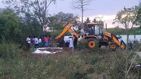புவனகிரி அருகே ஆதிவராகநத்தம் பகுதியில் மாற்றிப் புதைக்கப்பட்ட கரோனா நோயாளி ஆறுமுகம் உடல் தோண்டி எடுக்கப்பட்டது.