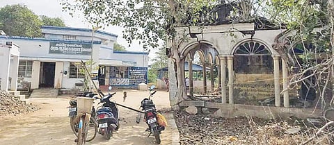 கண்டரமாணிக்கம் ஆரம்ப சுகாதார நிலையத்தில் இடிக்கப்படாமல் உள்ள பழைய கட்டிடம்.