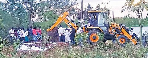புவனகிரி அருகே ஆதிவராகநத்தம் பகுதியில் மாற்றி புதைக்கப்பட்ட கரோனா தொற்றாளர் உடல் தோண்டி எடுக்கப்பட்டது.