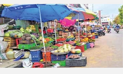 பாதசாரிகளுக்கு உகந்ததாக வடிவமைத்தாலும் தொடர் கண்காணிப்பு, நடவடிக்கை இல்லாததால் நடைபாதைகள் ஆக்கிரமிப்பு: மாநகராட்சியின் அலட்சியத்தால் அச்சத்துடன் செல்லும் பொதுமக்கள்