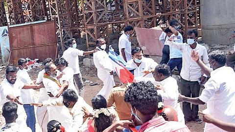 மதுரை தல்லாகுளத்தில் அம்பேத்கர் சிலைக்கு மாலை அணிவிக்க வந்த பாஜகவினரை விரட்டியடிக்கும் விடுதலைச் சிறுத்தைகள் கட்சியினர்.படம்: கிருஷ்ணமூர்த்தி