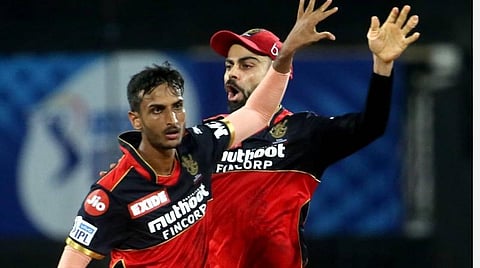 ஒரே ஓவரில் 3 வி்க்கெட்டுகளை வீழ்த்தி, ஆர்சிபி வெற்றிக்கு திருப்புமுனையாக அமைந்த ஷான்பாஸ் அகமது | படம் உதவி ட்விட்டர்