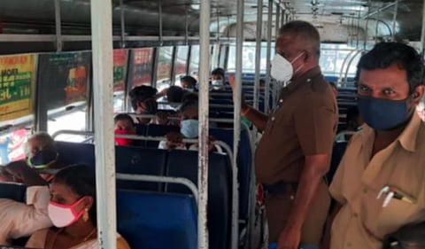 சிதம்பரம் பேருந்து நிலையத்தில் உள்ள பேருந்தில் முகக்கவசம் அணிந்து, தனிமனித இடைவெளியுடன் பொதுமக்கள் பயணம் செய்கிறார்களா என்று போலீஸ் ஒருவர் பார்வையிட்டு ஆய்வு செய்தார்.
