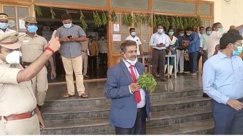 மாவட்ட ஆட்சியர் அலுவலகத்துக்கு கையில் வேப்பிலை கொத்துடன் வந்திருந்த தலைமைத் தகவல் ஆணையர் ராஜகோபால்.