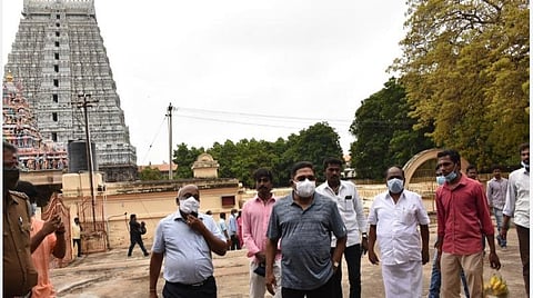 திருவண்ணாமலை அண்ணாமலையார் கோயிலில் திருக்கல்யாண மண்டபம் பகுதியைப் பார்வையிட்ட டிடிவி தினகரன்.  