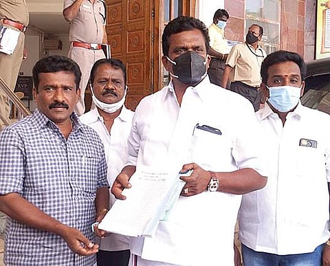 தேனி மாவட்ட தேர்தல் அலுவலரிடம் மனு அளிக்க ஆட்சியர் அலுவலகத்துக்கு வந்த போடி தொகுதி திமுக வேட்பாளர் தங்க தமிழ்ச்செல்வன்.