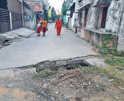 பண்ருட்டி தீர்த்தா சீனுவாசன் சாலை மற்றும் பிள்ளையார்கோயில் சாலை சந்திப்பில் மூடப்படாமல் உள்ள வடிகால்.
