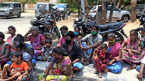 நரிக்குறவர்கள் தங்கள் குடும்பத்துடன் மாவட்ட ஆட்சியர் அலுவலகத்தில் தஞ்சம் அடைந்தனர்.