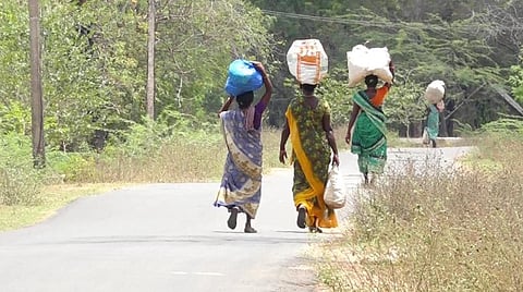 காரைக்குடி அருகே ஏம்பல் சாலையில் இறங்கி நடந்தே பெரியகோட்டை செல்லும் கிராம மக்கள்.