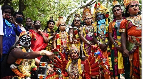 தியேட்டர், பார் மூலம் பரவாத கரோனா; கலை நிகழ்ச்சிகளால் மட்டும் பரவுமா?- நாட்டுப்புறக் கலைஞர்கள் வேதனை
