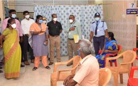 நெல்லையில் புதிதாக 212 பேருக்கு கரோனா தொற்று; தடுப்பூசிக்கு தட்டுப்பாடு: சொந்த ஊருக்குக் கிளம்பும் வெளிமாநிலத் தொழிலாளர்கள்