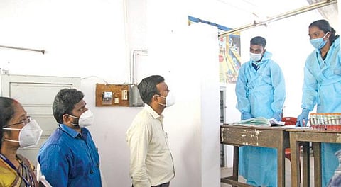 களியக்காவிளை சோதனை சாவடியில் கரோனா தடுப்பு நடவடிக்கை குறித்து நேற்று ஆய்வு மேற்கொண்ட மாவட்ட ஆட்சியர் மா.அரவிந்த்.படங்கள் மு. லெட்சுமி அருண்.