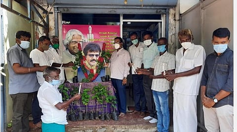 நடிகர் விவேக் மரணம்: கோவில்பட்டியில் பசுமை இயக்கத்தினர் அஞ்சலி