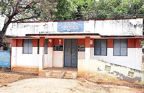 காரைக்குடி அருகே பெரம்புவயல் ஊராட்சி சித்திவயலில் மூடிக்கிடக்கும் நூலகக் கட்டிடம்.