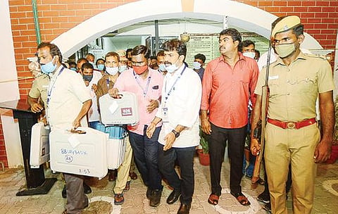 சென்னை வேளச்சேரி 92-வது வாக்குச்சாவடியில் நேற்று மறு வாக்குப்பதிவு முடிந்தவுடன்  வாக்குப்பெட்டிகளுக்கு சீல் வைத்து, போலீஸ் பாதுகாப்புடன் வாக்கு எண்ணும் மையத்துக்கு எடுத்துச் சென்ற தேர்தல் அதிகாரிகள். படம்: பு.க.பிரவீன்