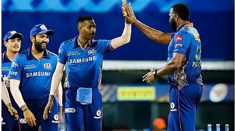 வெற்றியைக் கொண்டாடிய மும்பை இந்தியன்ஸ் அணியினர் | படம் உதவி ட்விட்டர்