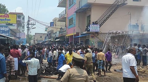 பட்டாசுக் கடையில் ஏற்பட்ட தீ விபத்தை தீயணைப்புத் துறையினர் அணைக்க முயன்றனர்.