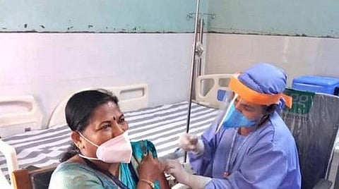 கரோனா ஊரடங்கு- கட்டுப்பாடு; தடுப்பூசி போடும் பணி பாதிக்க கூடாது: மாநில அரசுகளுக்கு மத்திய அரசு அறிவுறுத்தல்
