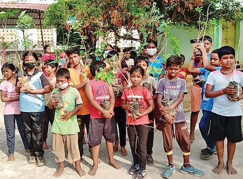 புதுக்கோட்டையில் நடிகர் விவேக் நினைவாக வழங்கப்பட்ட மரக்கன்றுகளுடன் மாணவர்கள்.