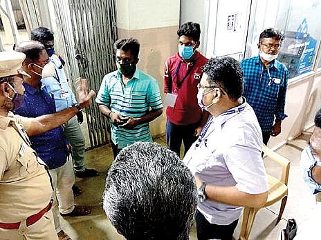எலக்ட்ரீஷியன்களிடம் விசாரணை நடத்தும் போலீஸார்.